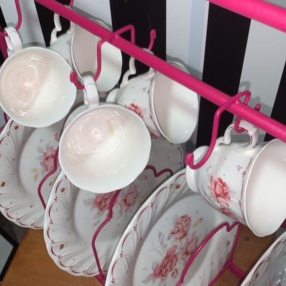 16 PC Vintage Dinner Plate /Mugs/Saucers Roses Floral & a Hot Pink Display Rack - Picture 16 of 17